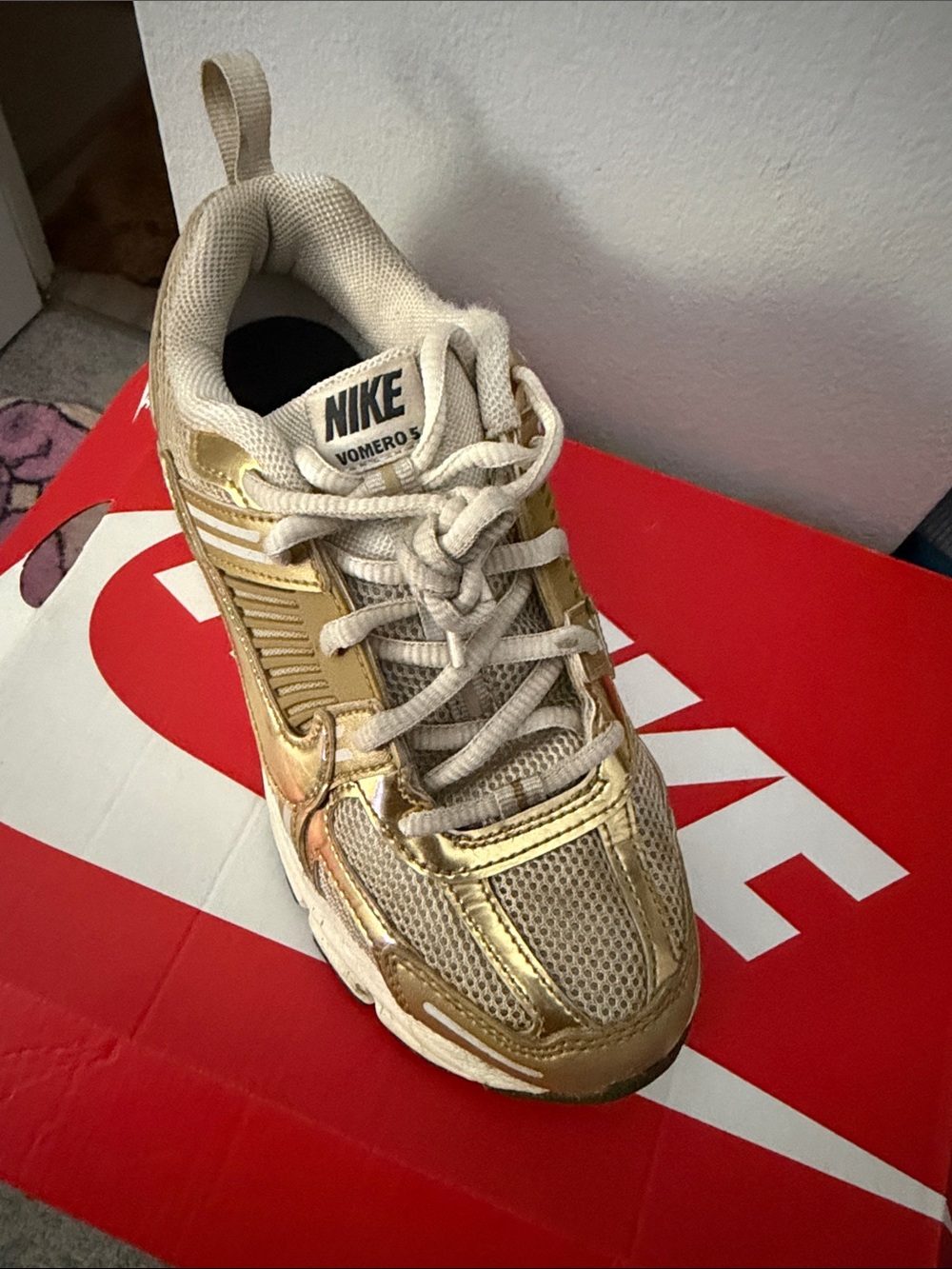 Nike Kids Metallic Gold and Cream Vomero-Style Sneaker